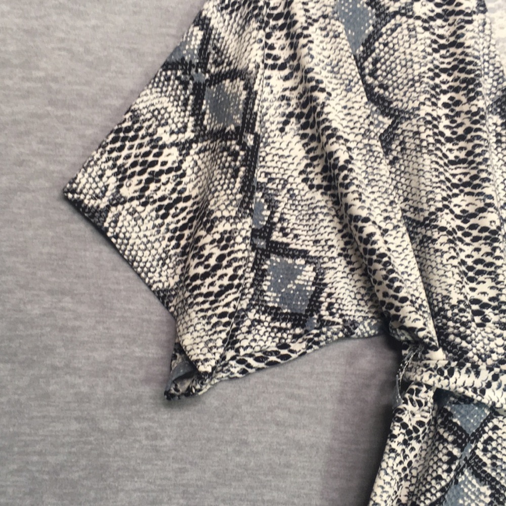 CAPELLA NWT Super Soft and Stretchy V Neck Romper Snakeskin Design and Tie Belt - Picture 6 of 16